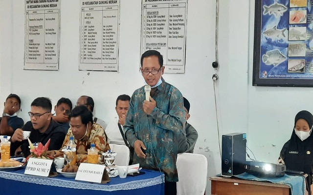 Tokoh masyarakat Kecamatan STM Hulu sekaligus Dewan Guru Besar Universitas Islam Sumatera Utara, Prof Efendi Barus, saat memberikan pengarahan serta masukan terhadap konsep Kabupaten DESIKA.