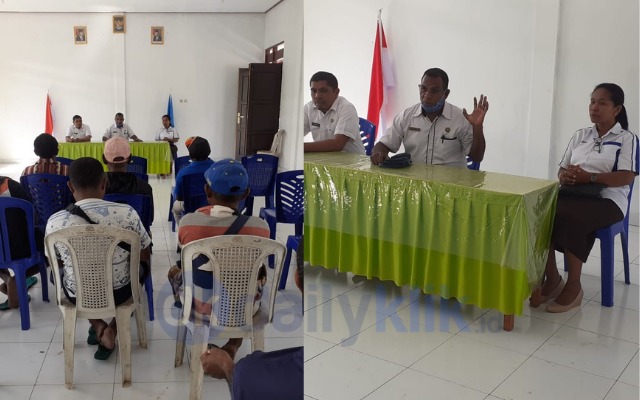 Usai mencabut palang pintu ruang Kantor SDN Pailelang, para orangtua dan wali murid bersama pihak Dinas Pendidikan Kabupaten Alor dan Kepala SDN Pailelang Lince Afliana Alukoly menggelar rapat bersama, di Aula SDN Pailelang, Rabu (12/1/2022) pagi.