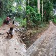 Warga Pasang Paving Block di Desa Rumah Sumbul