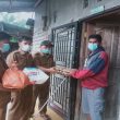 Warga Terdampak COVID-19, Sekdes Tiga Juhar Salurkan Sembako di 3 Dusun