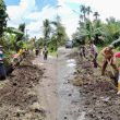 Sebabkan Genangan Air, Warga Gotong Royong Buka Drainase dan Timbun Jalan Rusak di Desa Tiga Juhar