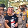 Aksi Demo Mahasiswa di Depan Gedung DPR, Ade Armando Dipukuli Massa