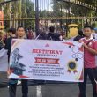 Guru Honorer Langkat Serahkan “Penghargaan” Sindiran kepada Polda Sumut atas Penanganan Kasus Korupsi PPPK