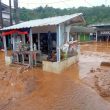 Pasca Banjir Bandang, Warga Ciemas Sukabumi Mulai Bersihkan Rumah dari Lumpur 