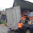 Truk Pengangkut Bantuan Bencana di Sukabumi Alami Insiden di Jalan Sempit