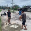 Jalan Rusak di Pulo Sarok, Pemuda Gotong-royong Menambal, Desak Dinas PUPR Perbaiki Permanen