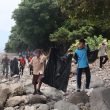 Semangat Kolaborasi, Pelajar dan Masyarakat Gotong-royong Bersihkan Pantai Desa Hoder