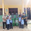 Ajak Anak Hidup Bersih Sejak Dini, PT Delima Makmur Bantu Tong Sampah untuk SD di Ujung Aceh Singkil