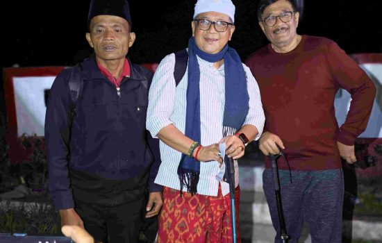 Hasto Mendaki Pusuk Buhit, Menautkan Kemerdekaan, Spiritualitas, dan Doa untuk Rakyat
