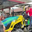 Rapidin Simbolon Serahkan Traktor untuk Petani di Parlilitan