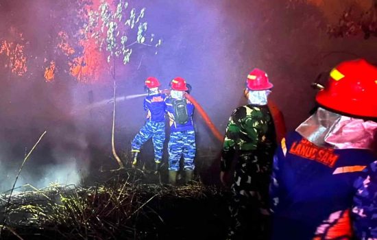 Satgas Karhutla Lanud Sjamsudin Noor Padamkan Api di Lahan Gambut hingga Dini Hari