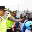 Wakapolda Sumut Bagikan Helm di Medan, Dorong Pengendara Utamakan Keselamatan