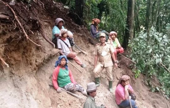Camat Gunung Meriah, Antonius Tarigan, saat bersama warga Desa Kuta Bayu di areal longsor