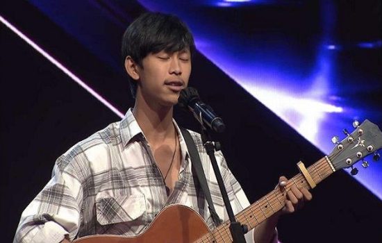 Danar Widiyanto kontestan X Factor Indonesia saat tampil bersama gitarnya