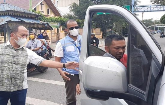 Kasatres Narkoba Polres Binjai, AKP Firman Imanuel PA, saat memimpin pelaksanaan tes urine terhadap sopir bus di Binjai, Selasa (28/12/2021).