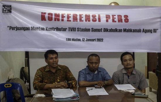 Wakil Direktur LBH Medan, Irvan Saputra (kiri) saat menyampaikan keterangan pers terkait putusan Kasasi Mahkamah Agung RI yang mengabulkan gugatan PHI jurnalis Devis Abuimau Karmoy, Rabu (12/1/2022) siang, di Kantor LBH Medan. Foto: Binsar B