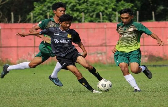 PSKB U-17 berkostum hitam-hitam unggul 2-1 saat menghadapi PS TGM di perebutan posisi ketiga Piala Soeratin
