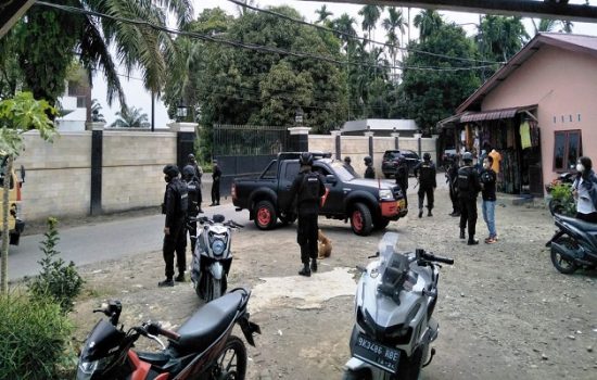 Tim Penyidik KPK didampingi pasukan Brimob bersenjata lengkap mendatangi Rumah Bupati Langkat.