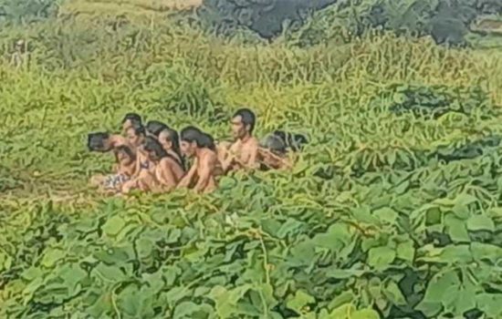Ritual mandi bareng pengikut aliran Hakekok