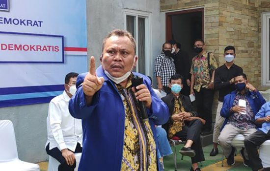 Sekjen Partai Demokrat kubu Moeldoko, Jhoni Allen memberikan penjelasan usai pertemuan di rumah Ketum Partai Demokrat versi KLB, Moeldoko pada Kamis (11/3/2021). [Suara.com/Bagaskara]
