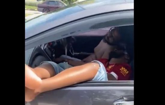 Pemobil terlihat pulas saat tidur di dalam kabin mobil (Twitter)