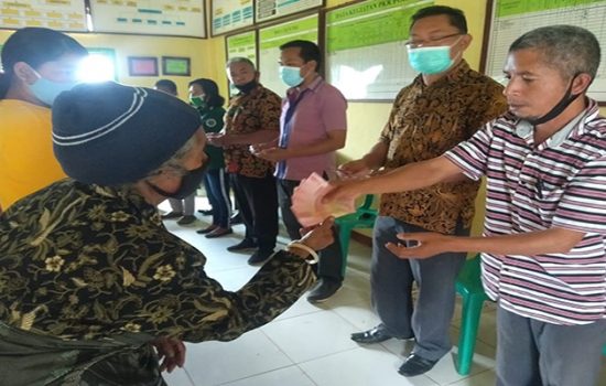Pemerintah Desa Robo menyalurkan BLTDD Covid-19/ Tarsasius