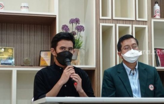 Dokter Kevin Samuel Marpaung (kiri) menjelaskan soal kasus konten mesum ibu melahirkan yang diunggahnya ke TikTok. (suara.com/arga)
