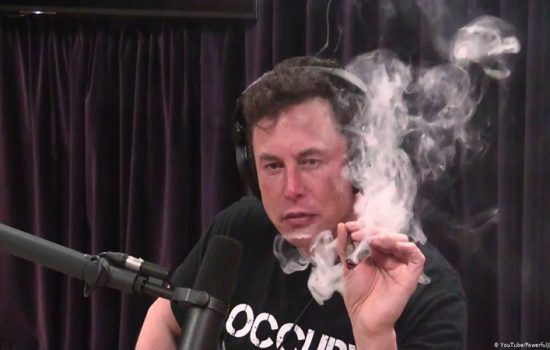 Elon Musk saat menghisab ganja di Joe Rogan’s Podcast