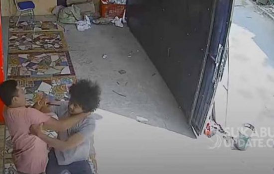 Kanit Intel Polsek Jampang Kulon Bripka Redi Megasakti (kiri) duel dengan kurir ganja yang berusaha kabur dari penangakapan di Sukabumi. [Tangkapan layar CCTV]