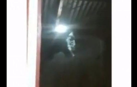 Penampakan wajah mirip Yesus di kaca jendela rumah warga NTT (Twitter/namaku_mei)